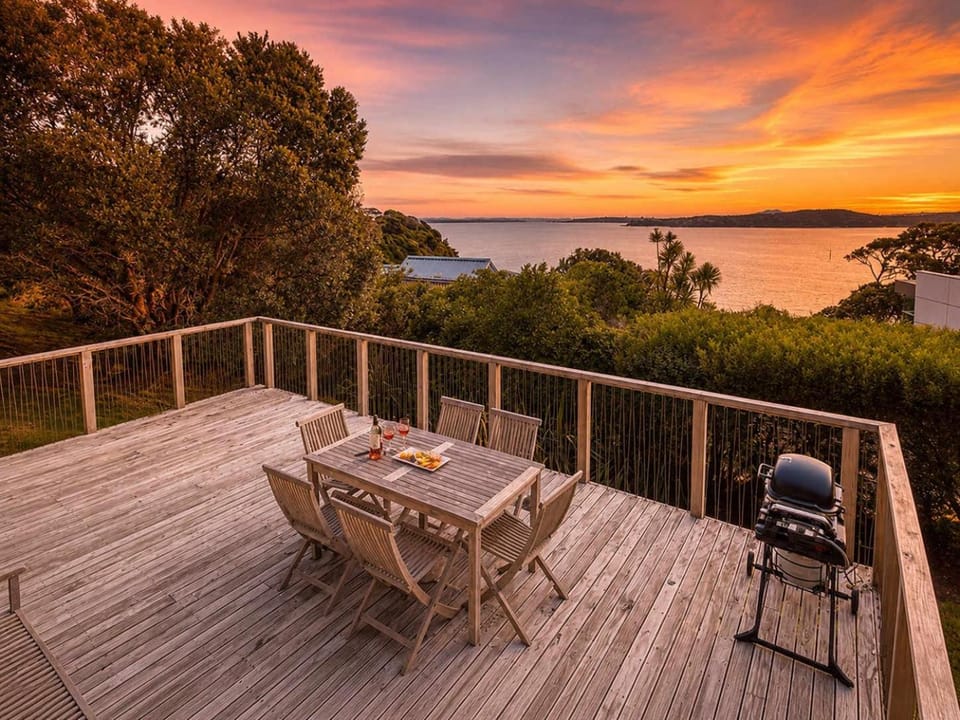 Black Cottage - Stay Waiheke House in Auckland Region