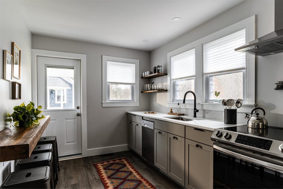 Kitchen or kitchenette, dishwasher