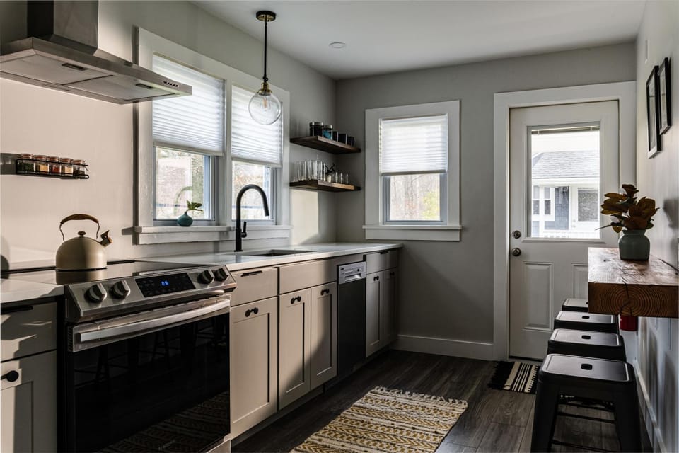 Kitchen or kitchenette, dishwasher, oven
