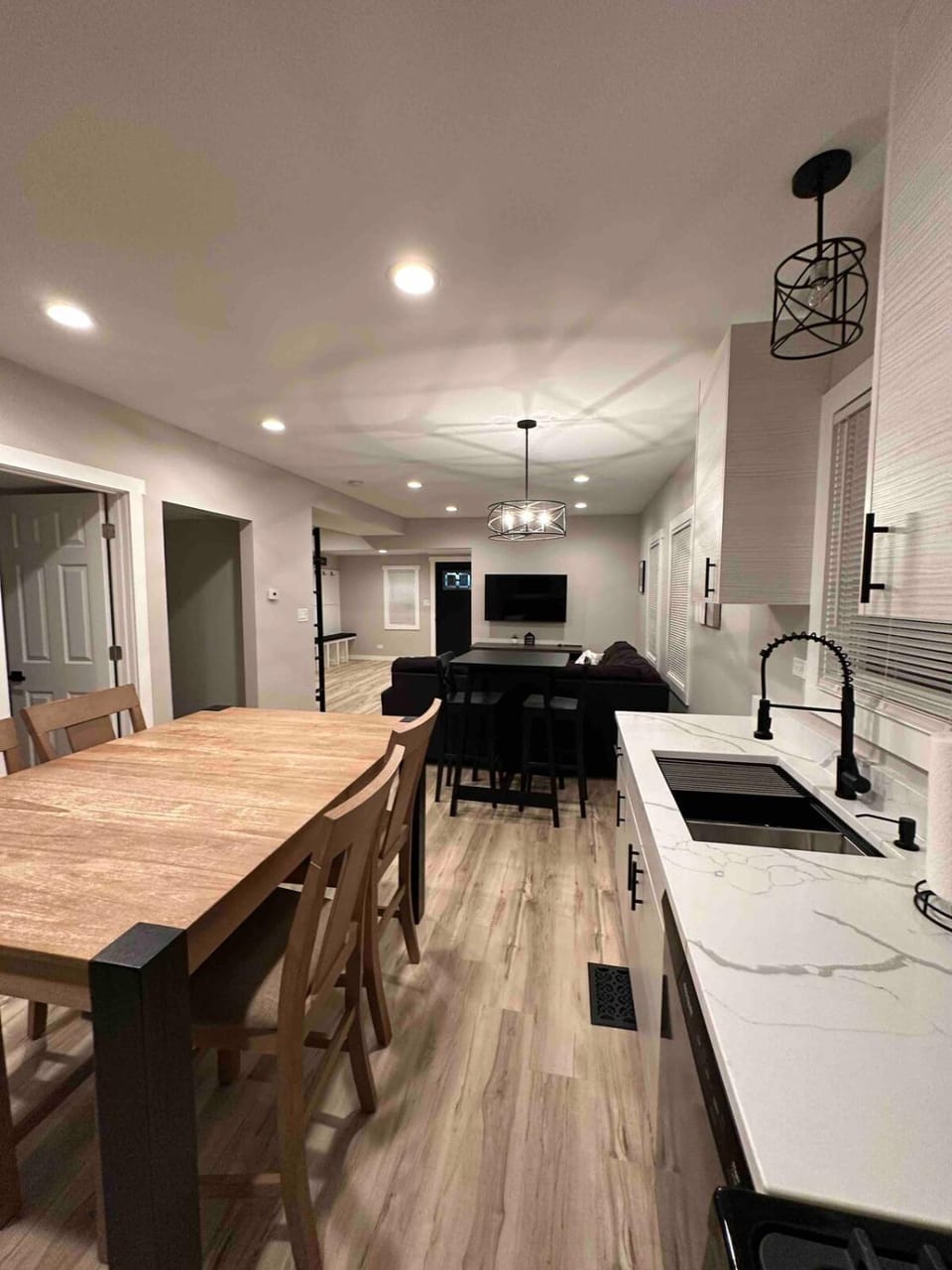 Kitchen or kitchenette, Dining area