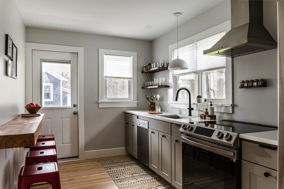 Kitchen or kitchenette, dishwasher