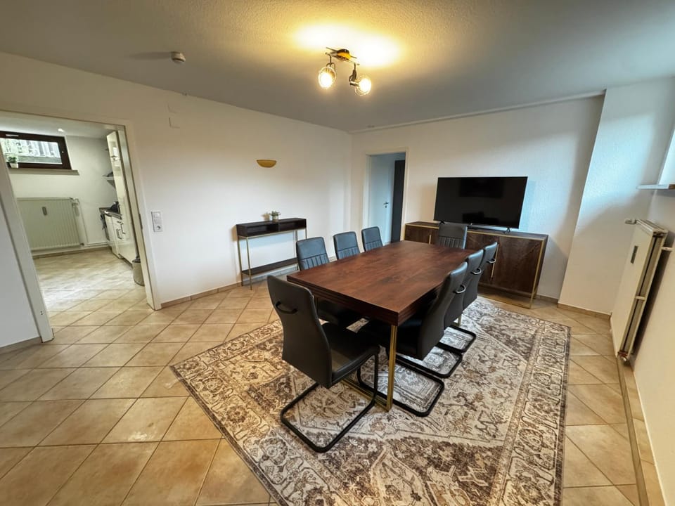 120m² Apartment nahe A1 - 4 Schlafzimmern - 2 Bäder - Parkplatz, WLAN Apartment in Schleswig-Holstein