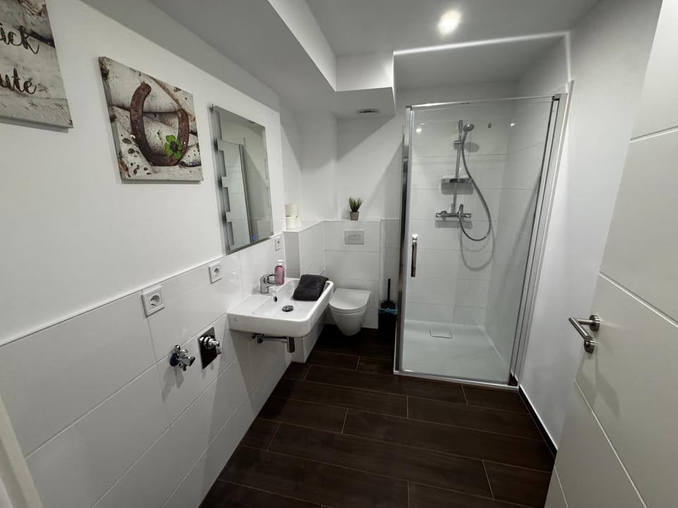 120m² Apartment nahe A1 - 4 Schlafzimmern - 2 Bäder - Parkplatz, WLAN Apartment in Schleswig-Holstein