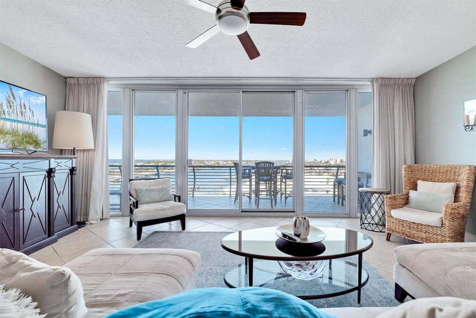 TV and multimedia, Balcony/Terrace, Living room, Seating area, Lake view