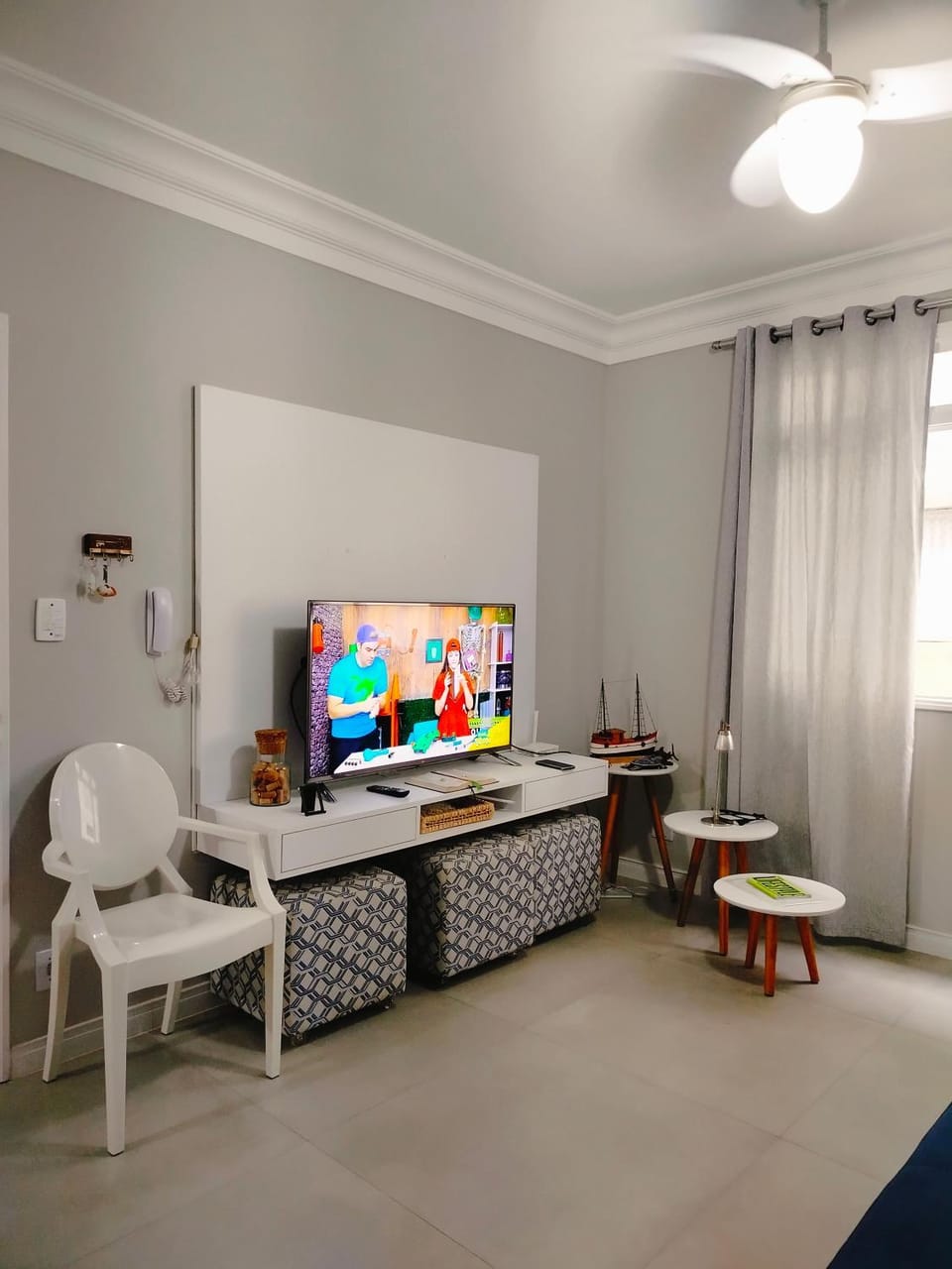 Apto reformado e mobiliado a 2 quadras praia Guaruja Enseada Apartment in State of São Paulo