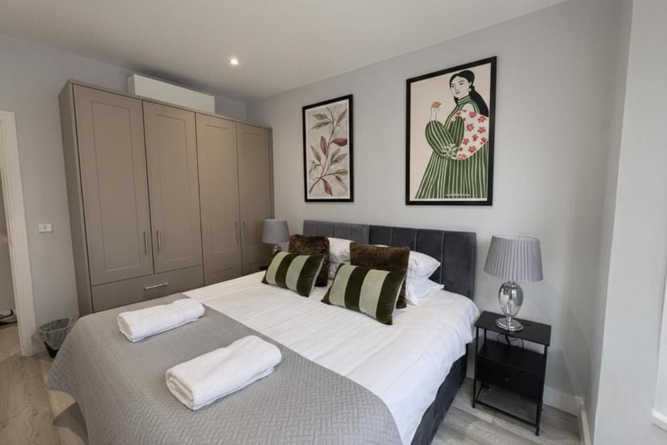 Aisiki Stays Apartments at Barnet, Airconditioned & Pet-Friendly, 2-Bedroom & 1-Bathroom Ground Floor with back Garden Flat, King or Twin Beds & Double Beds with Free WiFi Apartment in London