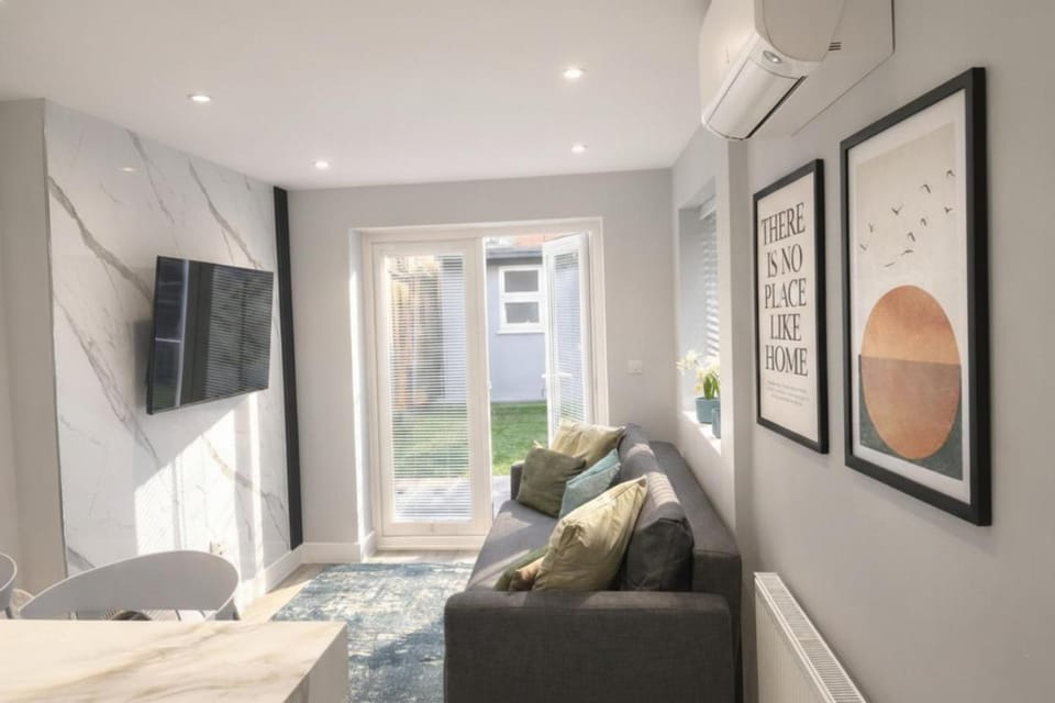 Aisiki Stays Apartments at Barnet, Airconditioned & Pet-Friendly, 2-Bedroom & 1-Bathroom Ground Floor with back Garden Flat, King or Twin Beds & Double Beds with Free WiFi Apartment in London