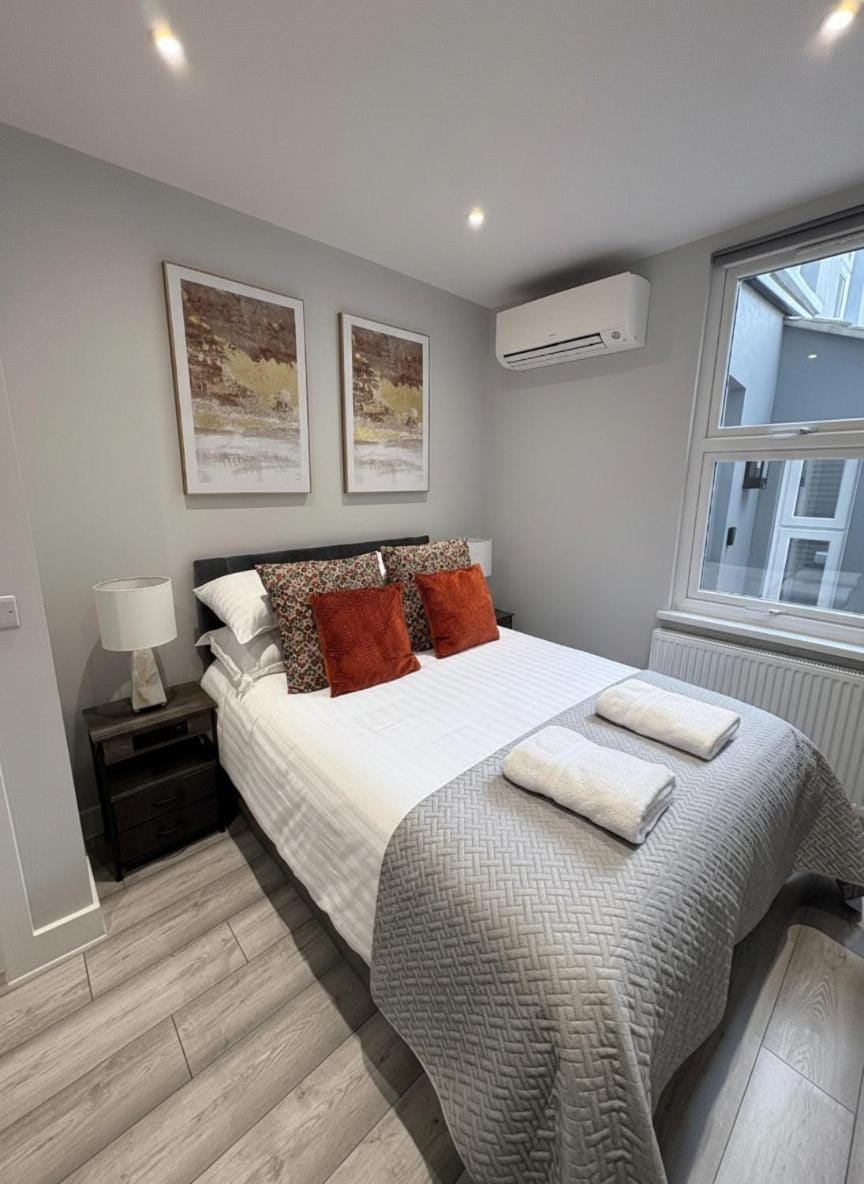 Aisiki Stays Apartments at Barnet, Airconditioned & Pet-Friendly, 2-Bedroom & 1-Bathroom Ground Floor with back Garden Flat, King or Twin Beds & Double Beds with Free WiFi Apartment in London