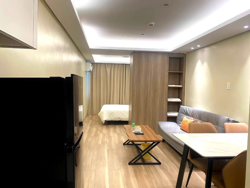 Bed, TV and multimedia, Living room, Photo of the whole room, Seating area, Dining area, Evening entertainment, Bedroom, wardrobe, air conditioner