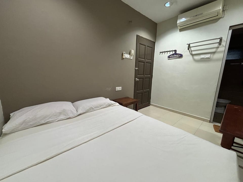 Bed, Photo of the whole room, Bedroom, air conditioner