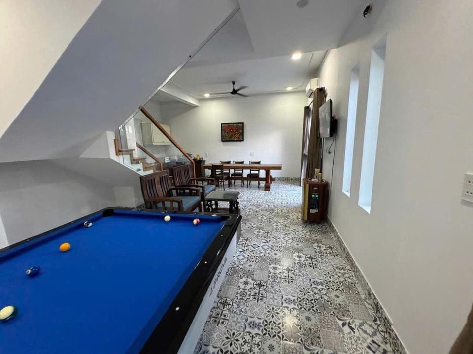 Billiard, Game Room