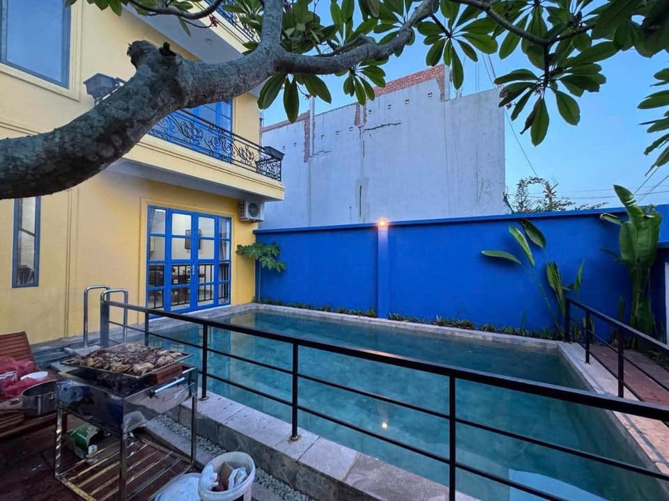 Swimming pool, sunbed