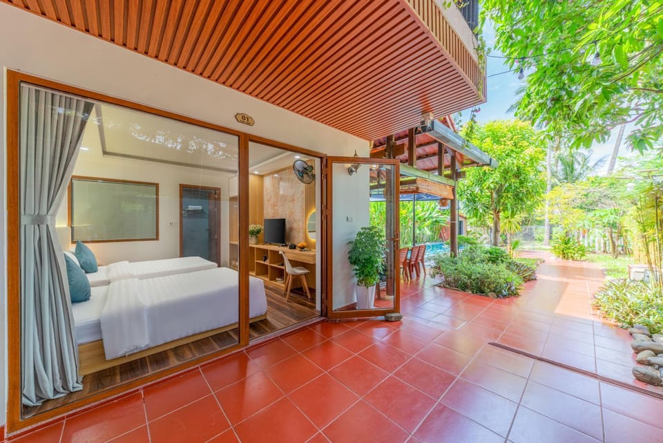 Bed, View (from property/room), Bedroom, Garden view