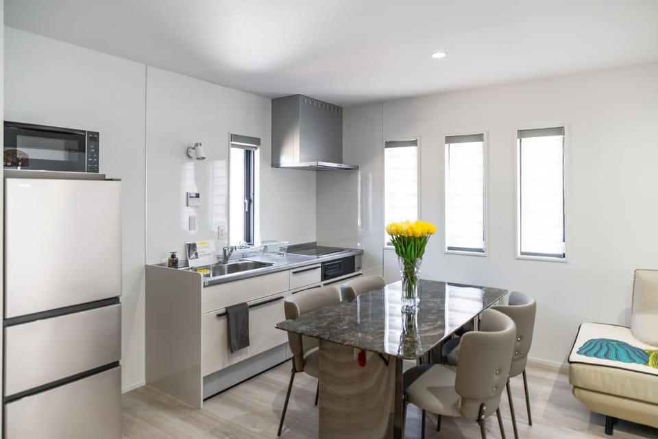 Kitchen or kitchenette, Dining area, oven