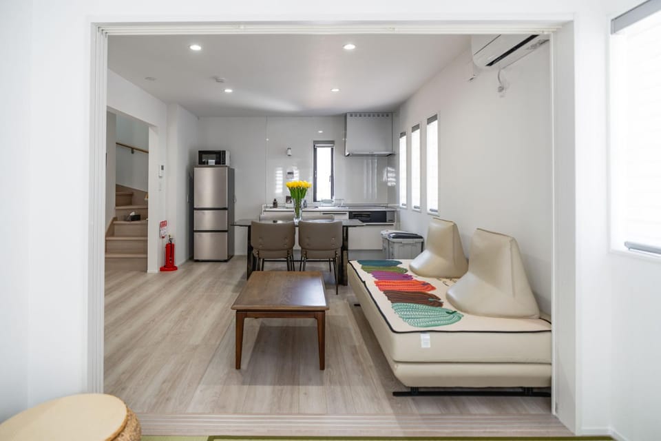 Kitchen or kitchenette, Living room, Seating area, Dining area, oven