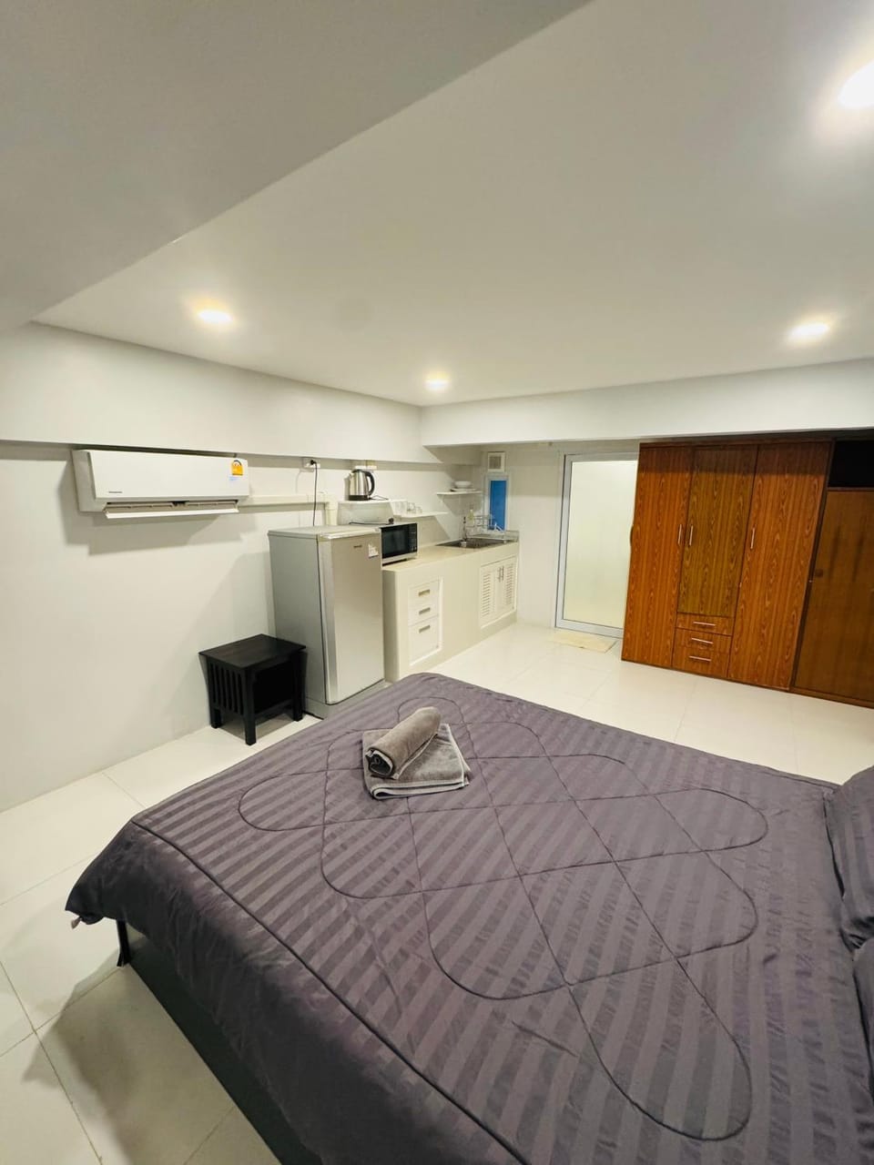 Bed, Kitchen or kitchenette, Photo of the whole room, Bedroom, wardrobe, air conditioner