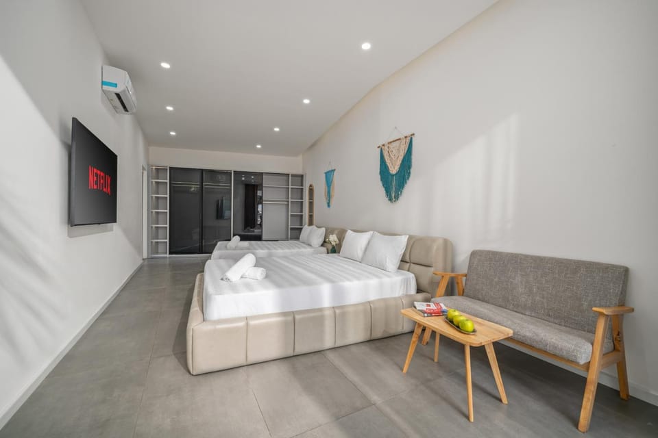 Bed, TV and multimedia, Bedroom