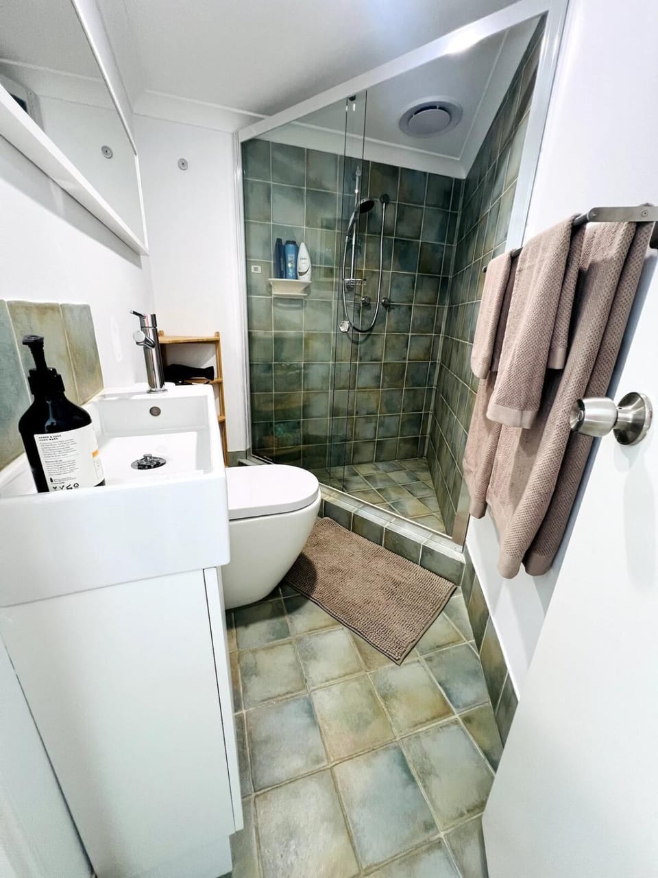 Shower, Toilet, Bathroom, towels