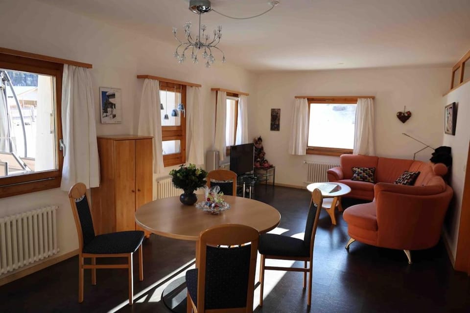 TV and multimedia, Living room, Seating area, Dining area, internet