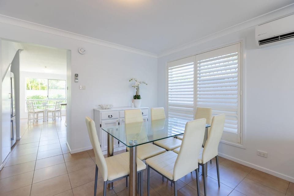 Seating area, Dining area, air conditioner