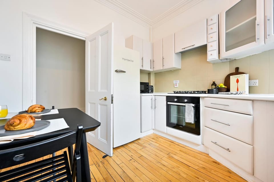Coffee/tea facilities, Kitchen or kitchenette, dishwasher, oven, stove, toaster