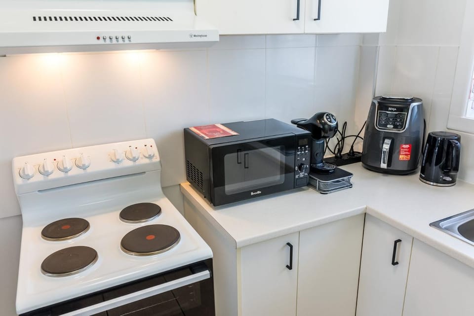 Coffee/tea facilities, Kitchen or kitchenette, stove, toaster