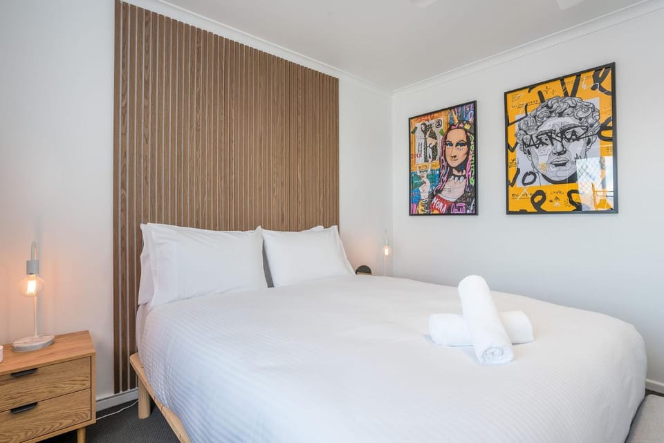 Bed, Photo of the whole room, Decorative detail, Bedroom, towels
