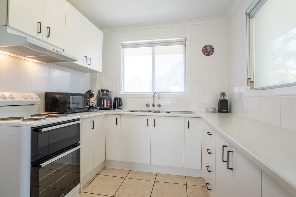 Coffee/tea facilities, Kitchen or kitchenette, dishwasher, oven, stove, toaster