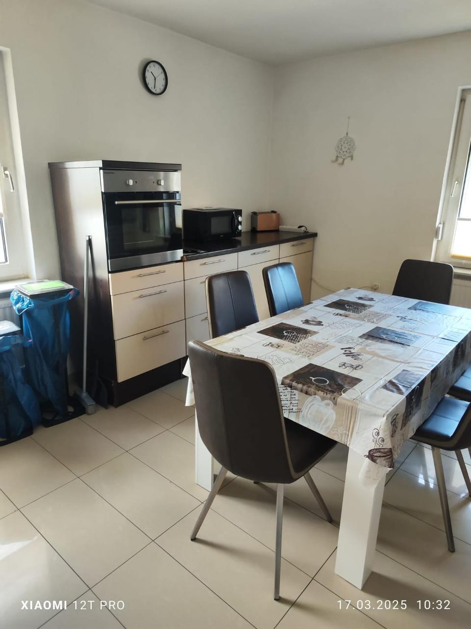 Kitchen or kitchenette, Dining area, stove