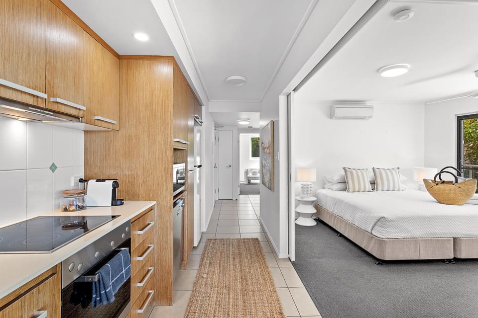 Bed, Kitchen or kitchenette, Photo of the whole room, Bedroom, oven, stove, air conditioner