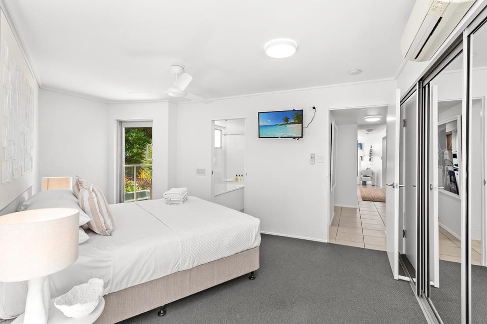 Bed, TV and multimedia, Photo of the whole room, Bedroom, towels, wardrobe, air conditioner