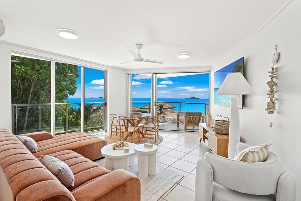 Patio, Natural landscape, View (from property/room), Balcony/Terrace, Living room, Seating area, Dining area, Sea view