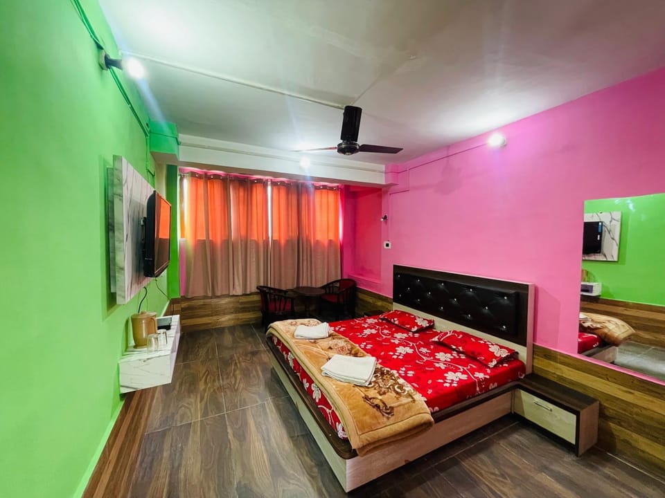 Bed, TV and multimedia, Photo of the whole room, Bedroom