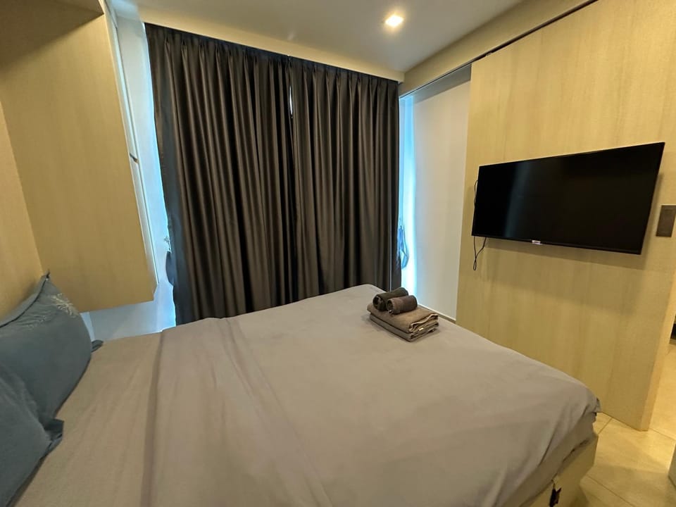 Bed, TV and multimedia, Photo of the whole room, Bedroom