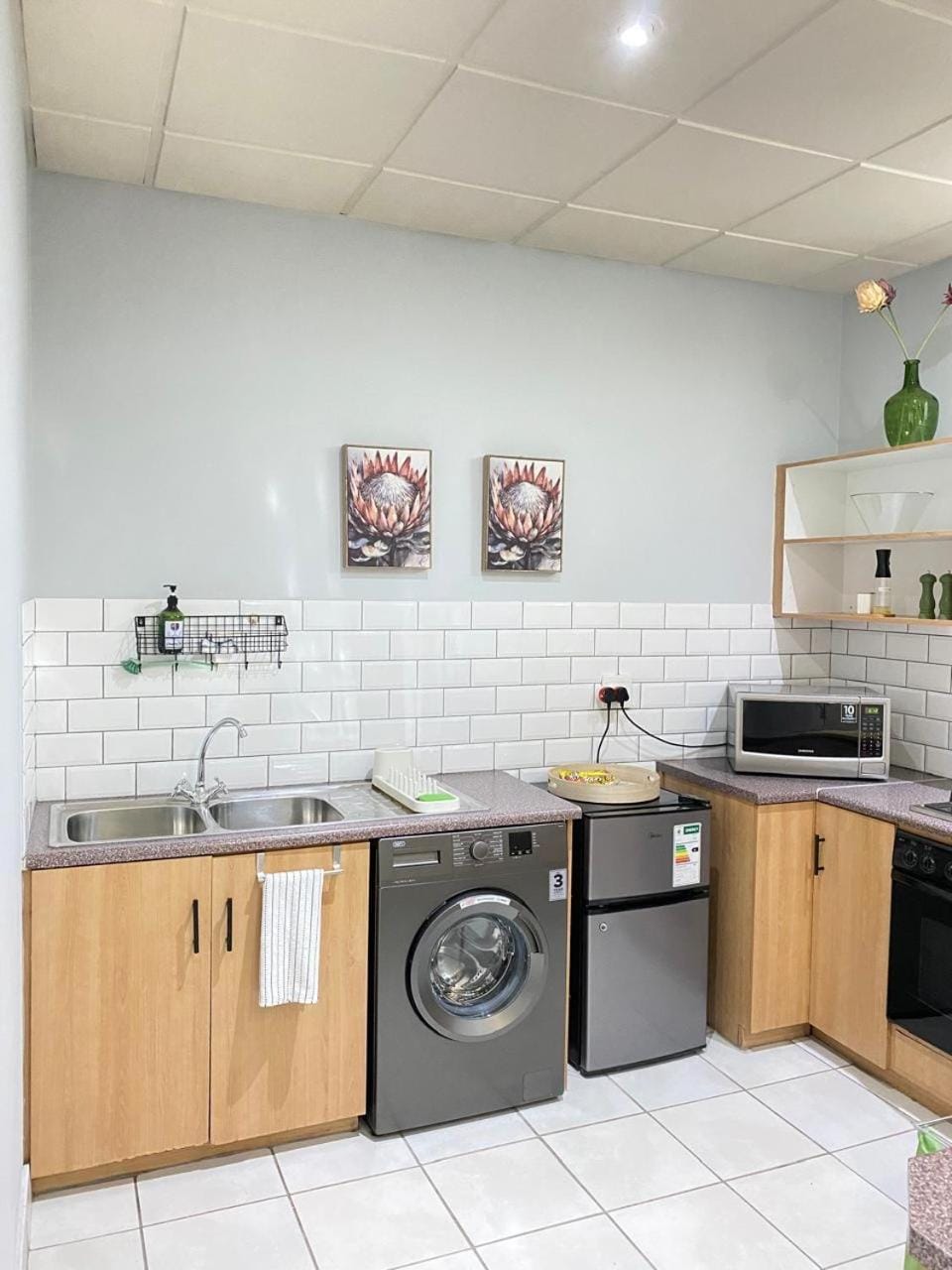 Kitchen or kitchenette, washing machine