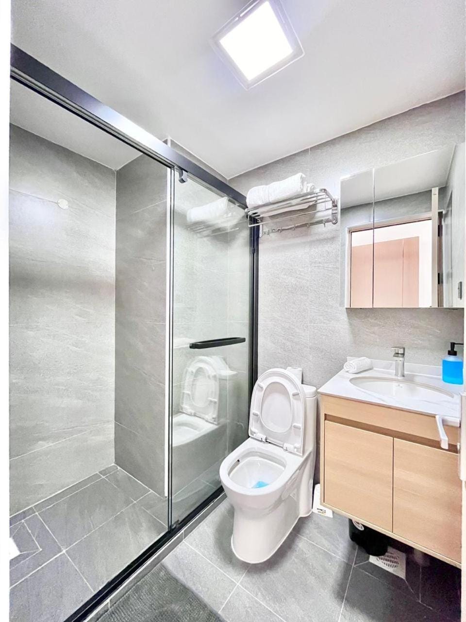 supreme luxury living apartments with breathtaking amazing city views gym heated swimming pool fully equipped gym children playground and ample parking space and proximity to major shopping malls and gourmet restaurants Apartment in Nairobi