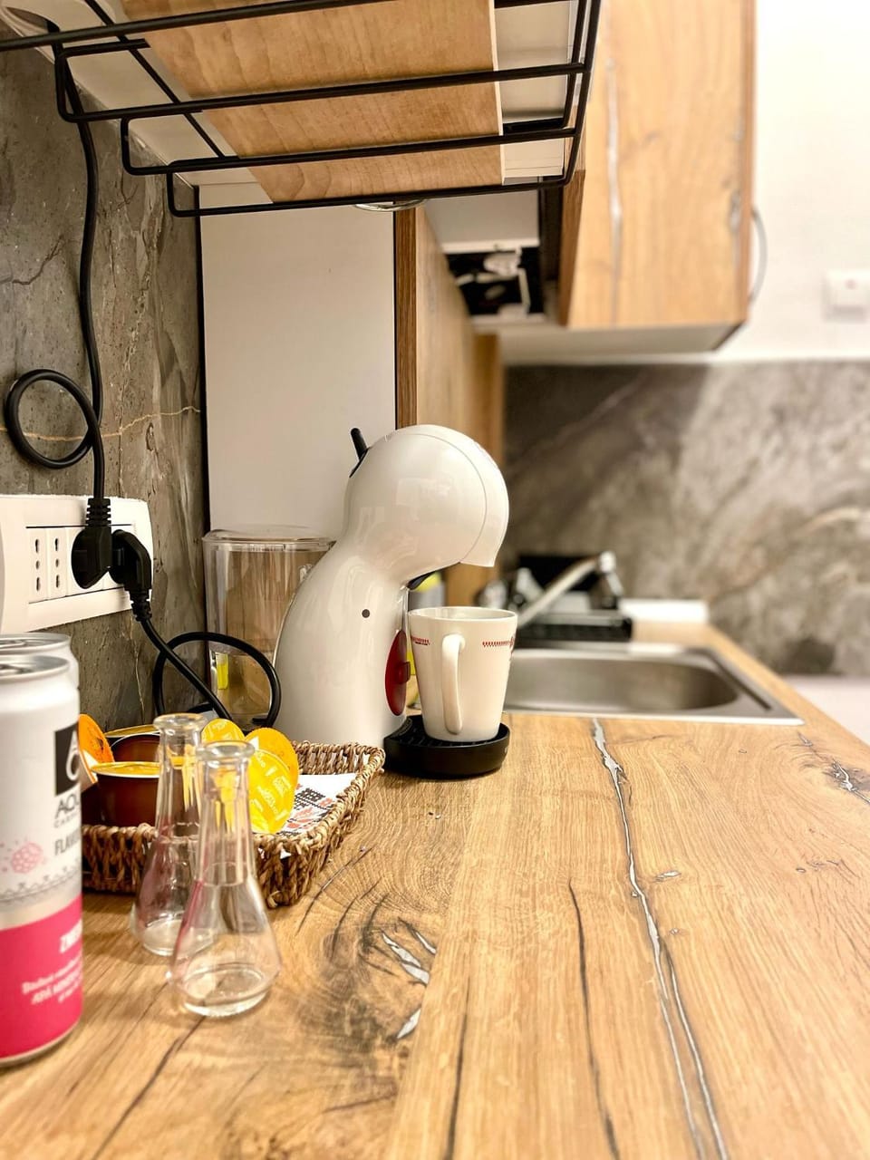 Kitchen or kitchenette, minibar