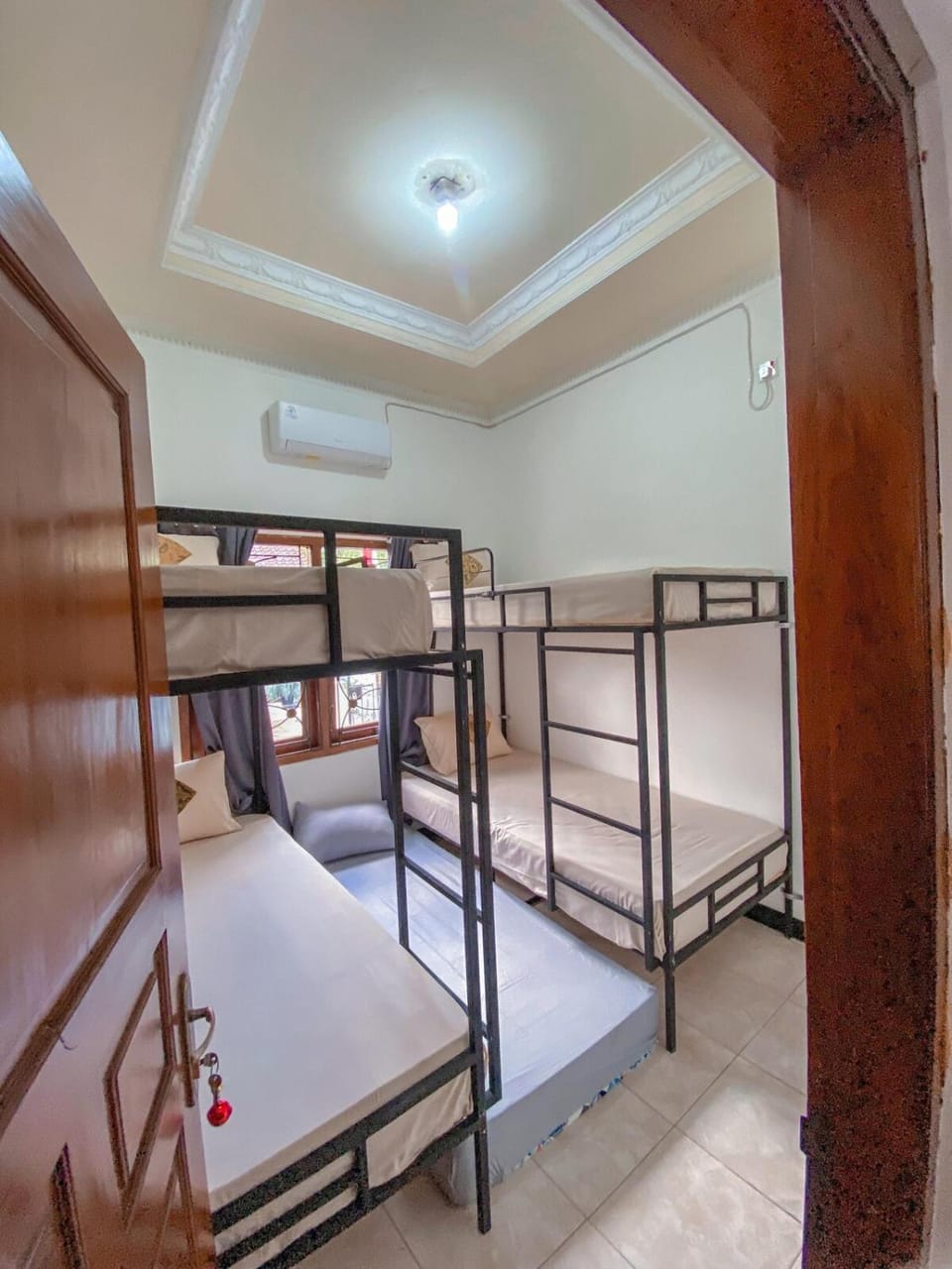 Bedroom, bunk bed, air conditioner