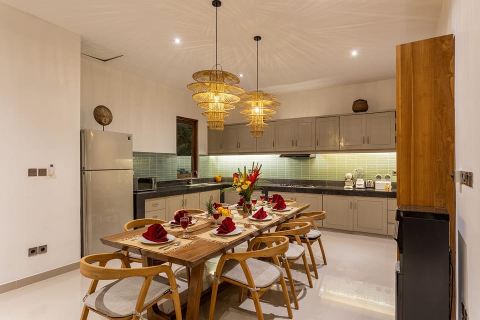 Coffee/tea facilities, Kitchen or kitchenette, Food and drinks, Dining area, oven, stove