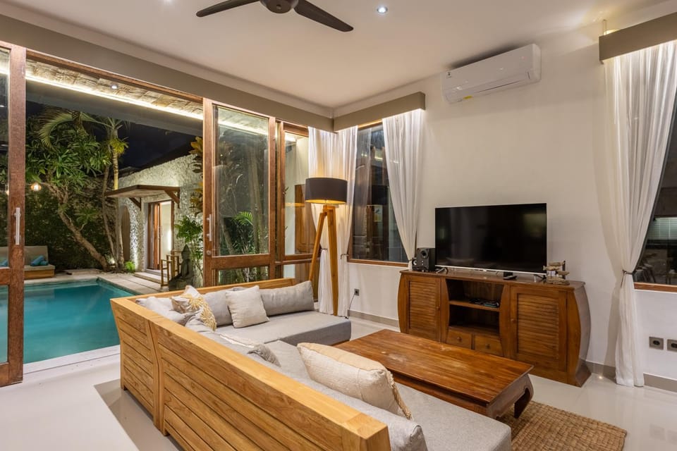 TV and multimedia, Seating area, Pool view