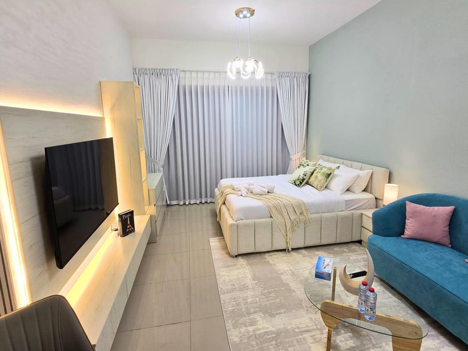 Bed, TV and multimedia, Living room, Photo of the whole room, Seating area, Bedroom
