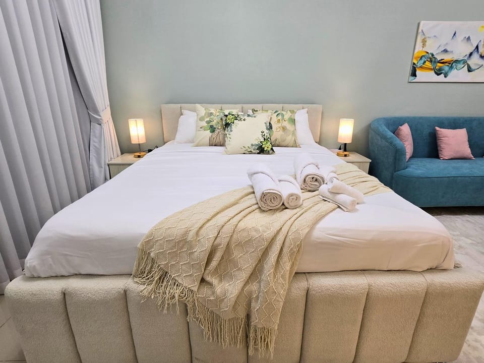 Bed, Bedroom, towels