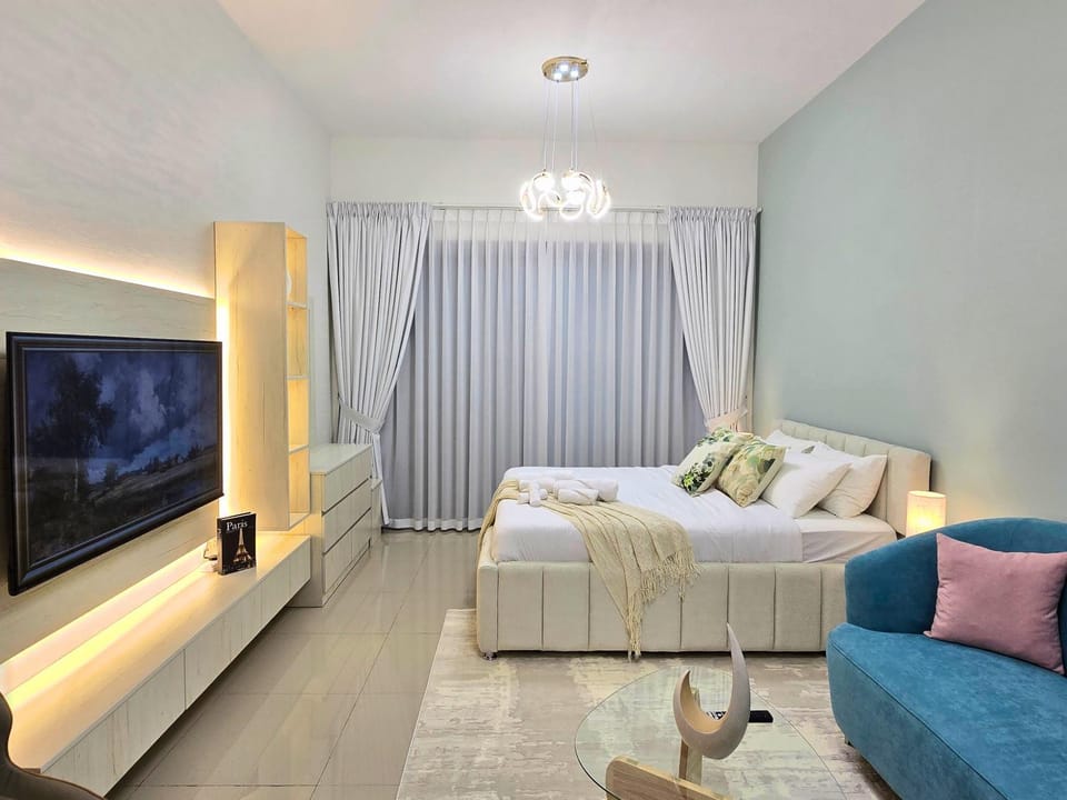 Bed, TV and multimedia, Living room, Photo of the whole room, Seating area, Bedroom