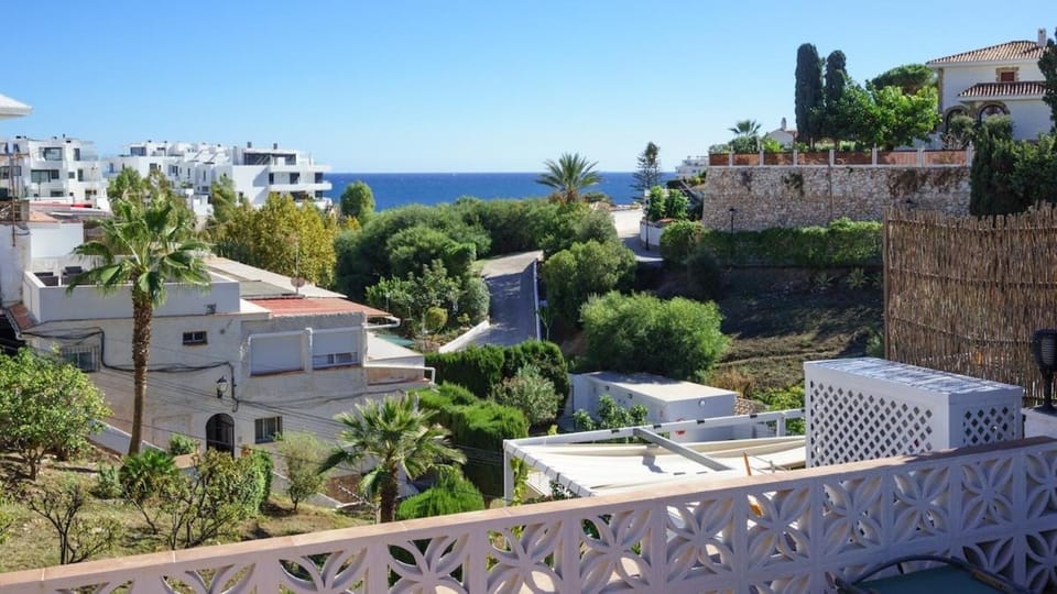 Coastal Calm, 2BR with Seaview Apartment in Fuengirola