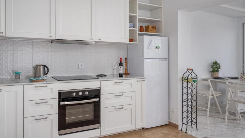 Coastal Calm, 2BR with Seaview Apartment in Fuengirola