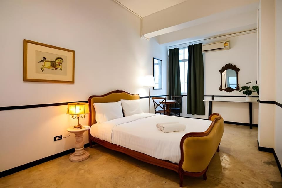 Bed, Living room, Photo of the whole room, Seating area, Bedroom, air conditioner