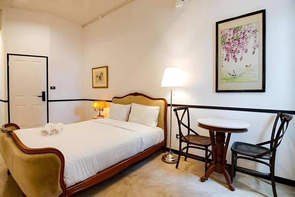 Bed, Living room, Photo of the whole room, Seating area, Bedroom