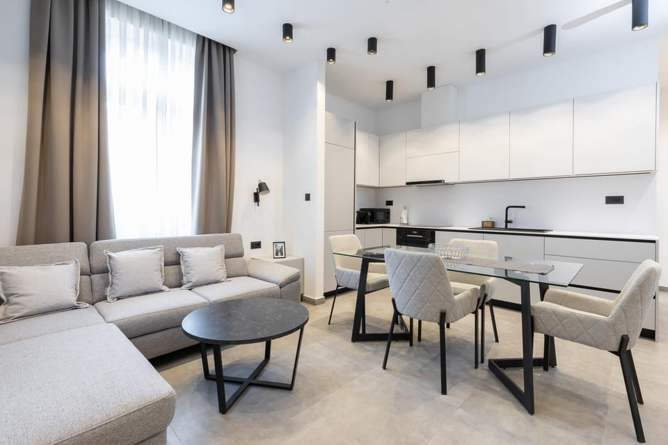 Coffee/tea facilities, Kitchen or kitchenette, Living room, Seating area, Dining area
