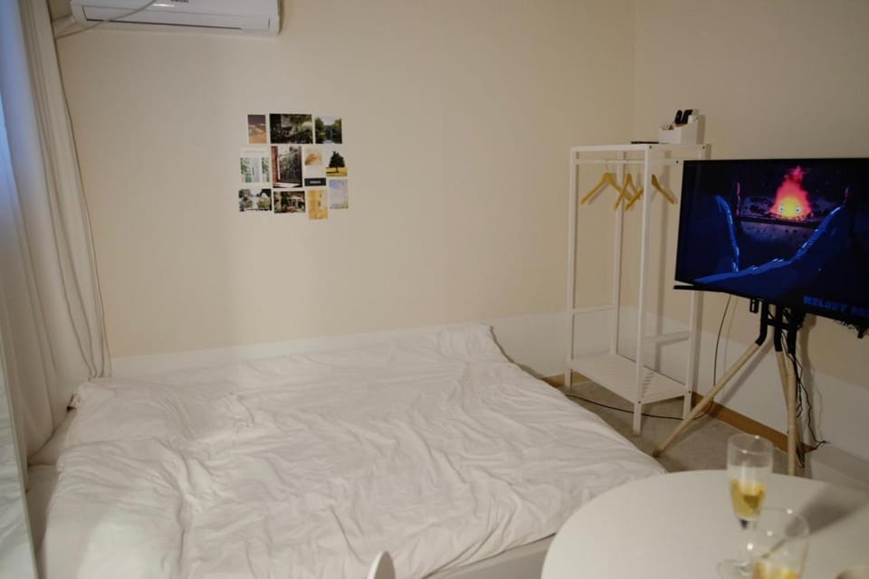 Bed, TV and multimedia, Bedroom
