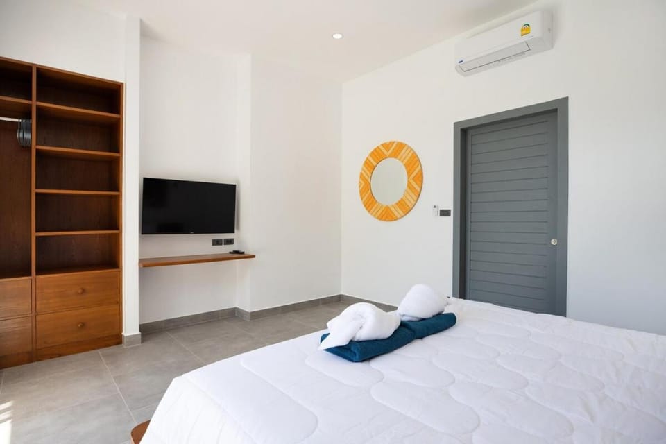 Superb 3-bedrooms pool villa in Rawai, Naiharn villa Moana Villa in Rawai